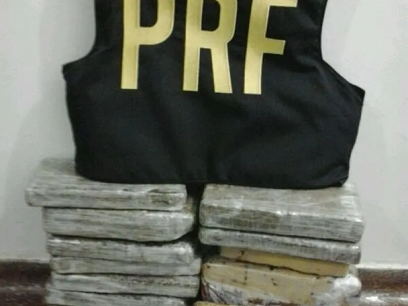 Adolescente é presa pela PRF com 14,9kg de maconha