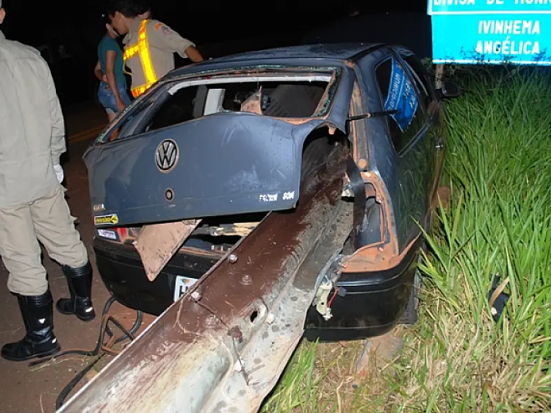Proteção a pista atravessa veículo após colisão
