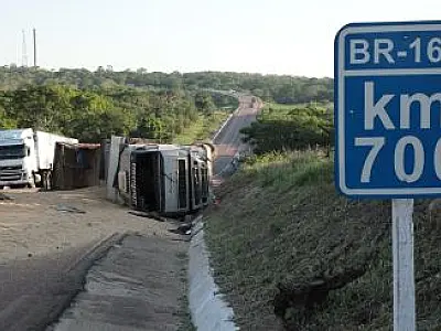 Carreta tomba, interdita BR-163 e espalha 38 toneladas de soja na pista