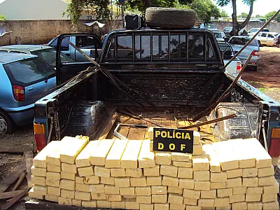 DOF apreende 143 Kg de maconha em fundo falso