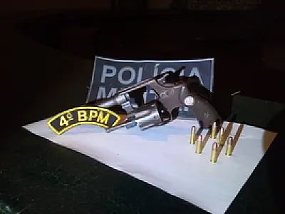 Homem ameaça esposa e filha com arma de fogo