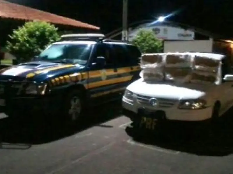 PRF de Naviraí prende jovens com veiculo carregado de maconha
