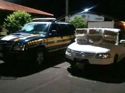 PRF de Naviraí prende jovens com veiculo carregado de maconha