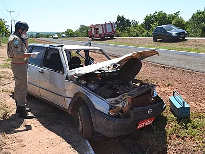 Veículo capota na BR-359 em Coxim e homem fica ferido