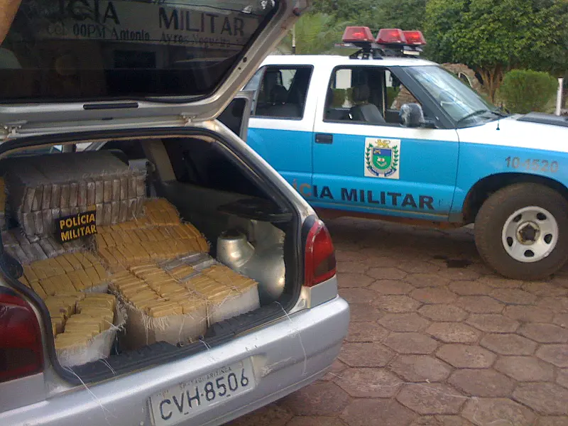 PM apreende 235 kg de maconha; condutor abandona veículo e foge para Paraguai