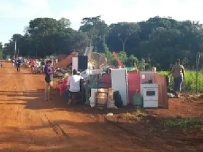 Famílias que desocuparam área estão 'acampadas' na rua em Dourados