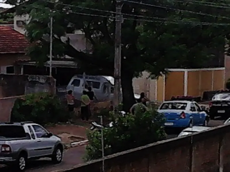 Homem é encontrado morto com dez perfurações no corpo na Vila Planalto