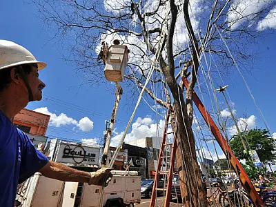 Prefeitura de Dourados instala 60% da iluminação de Natal