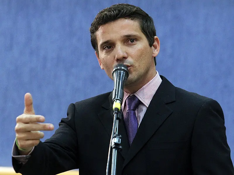 Vereador Eduardo Romero requer informações sobre troca de licitação por contrato emergencial