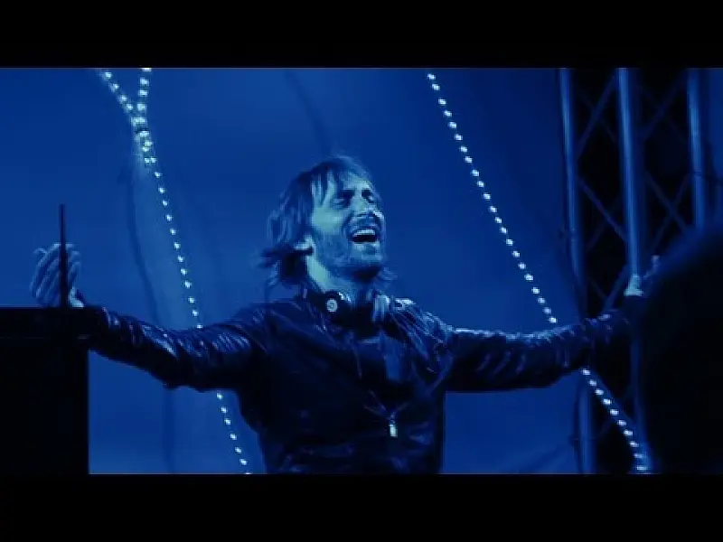 David Guetta e Usher no clipe da música Without You
