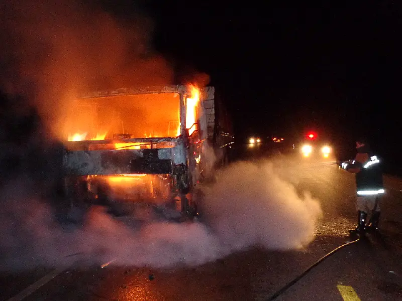 Caminhão tem problemas elétricos e pega fogo na BR-163, em Coxim