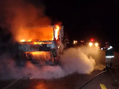 Caminhão tem problemas elétricos e pega fogo na BR-163, em Coxim