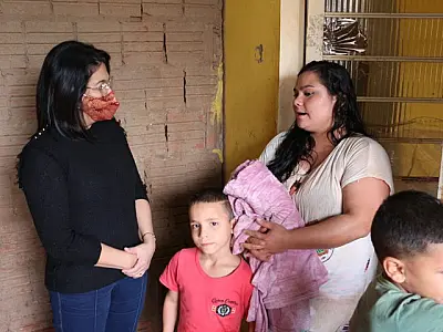 Distribuição de cobertores para famílias carentes coincide com chegada do inverno
