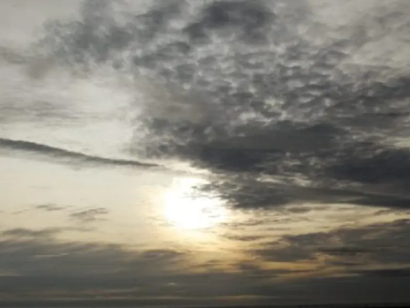 Previsão indica sol, chuva e máximas de 32°C para esta quinta-feira
