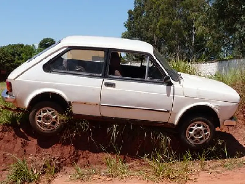 Jovem atropela idoso e tenta fugir, mas carro fica preso