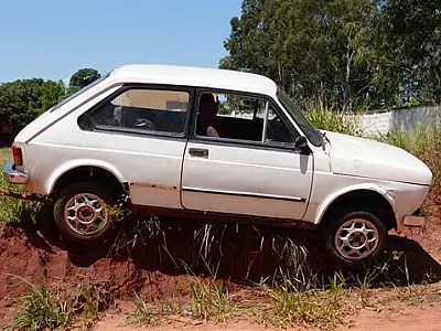 Jovem atropela idoso e tenta fugir, mas carro fica preso