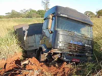 Carreta bi-trem sai da pista na MS-276, em Nova Andradina