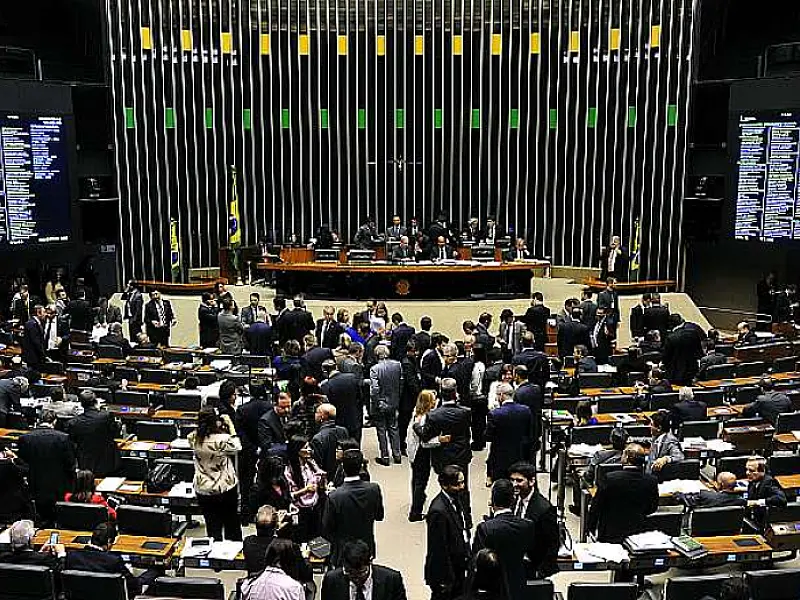 Deputados podem votar hoje PEC que reduz maioridade penal