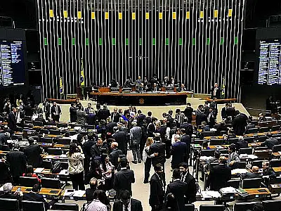 Deputados podem votar hoje PEC que reduz maioridade penal