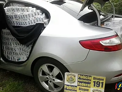 PRF apreende veículo carregado com 15 mil carteiras de cigarros