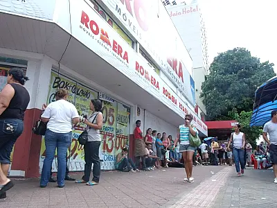 Consumidores formam filas no Centro de Campo Grande à espera de “super saldões”