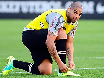 Adriano proibido de usar chuteiras verde-limão