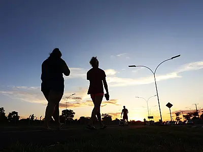 Tempo quente e seco encerram a semana com domingo de sol e poucas nuvens