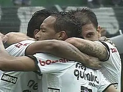 Corinthians vira para cima do Avaí e reassume a liderança do Brasileirão