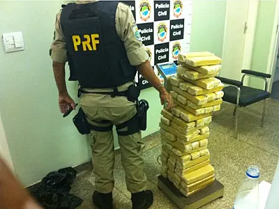 PRF apreende 50kg de maconha com jovens em Sidrolândia