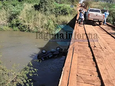 Carro cai em ponte e deixa uma vítima fatal em Laguna Carapã