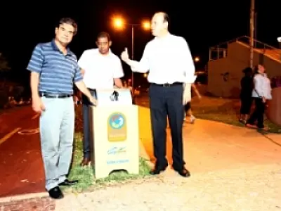 Lixeiras ecológicas são instaladas na Orla Morena e Prefeito aprova trabalho