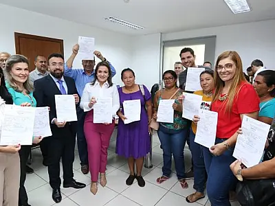 PREFEITURA ENTREGA HABITE-SE E REGULARIZA DOCUMENTAÇÃO PARA 50 FAMÍLIAS NO PARQUE DOS SABIÁS