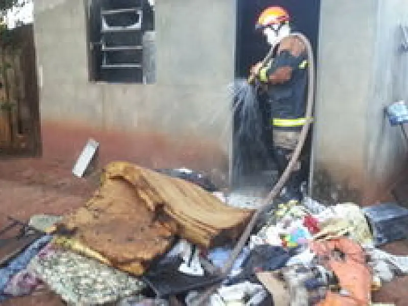 Incêndio destrói mobília de residência no centro de Naviraí