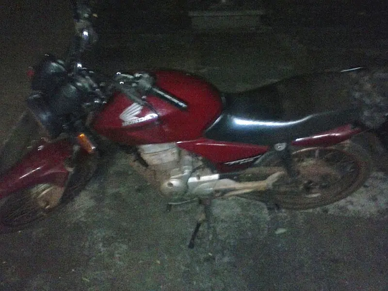 Policiais apreendem motocicleta produto de roubo