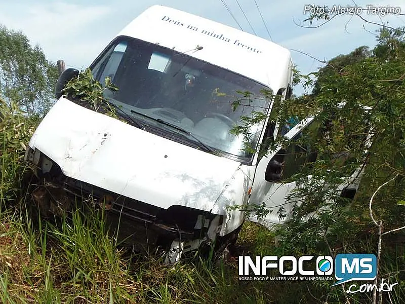 Van de Chapadão do Sul sofre acidente em Camapuã nesta segunda