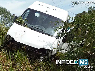 Van de Chapadão do Sul sofre acidente em Camapuã nesta segunda