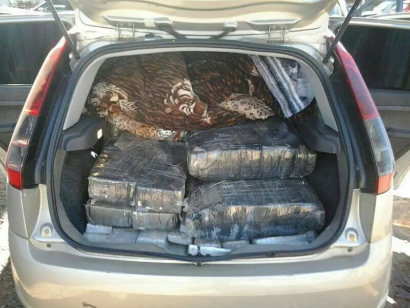 PRF apreende motorista com carro roubado e produtos ilegais