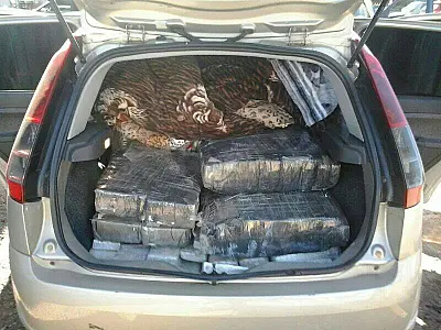 PRF apreende motorista com carro roubado e produtos ilegais