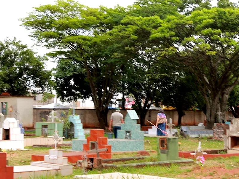 Funcionários começam serviços de limpeza nos cemitérios; Proibido comércio na entrada