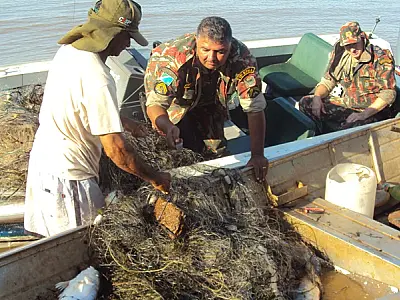 Pescadores são presos e mais de 2 km de redes apreendidas