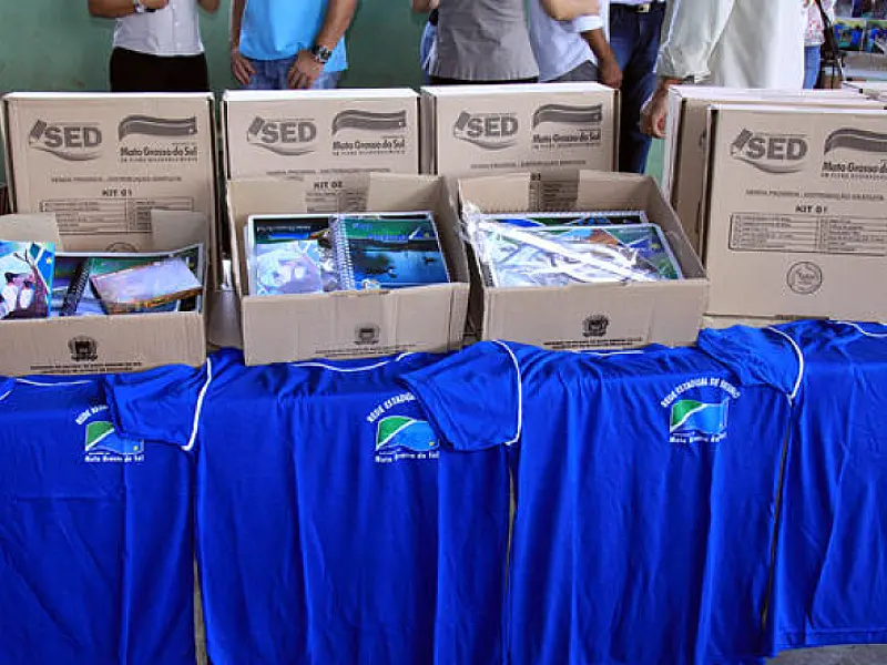Escolas recebem kits escolares e uniformes para o início das aulas