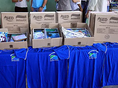Escolas recebem kits escolares e uniformes para o início das aulas