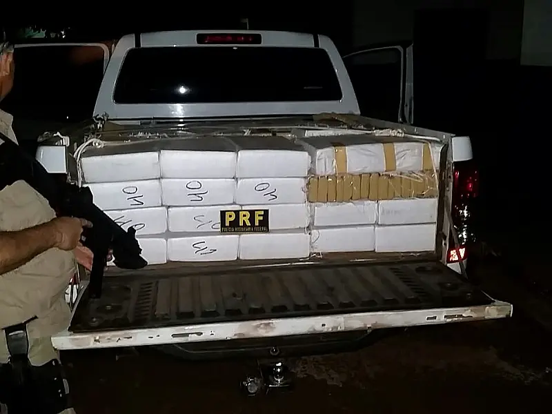 PRF apreende caminhonete lotada com 1,5 tonelada de maconha