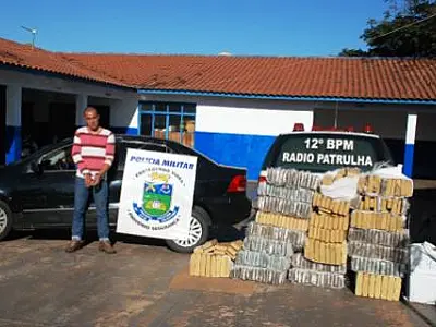 PM prende homem com maconha em carro roubado na cidade de Naviraí