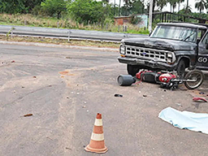 Funcionário público de Alcinópolis morre em colisão entre carro e moto