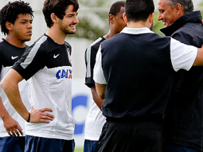Pato faz primeira aparição em campo para conversar com Tite