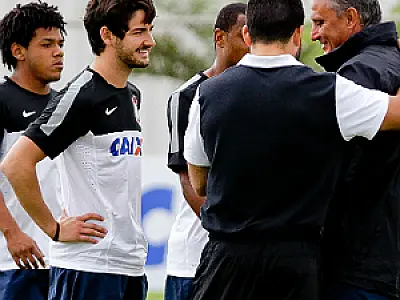 Pato faz primeira aparição em campo para conversar com Tite