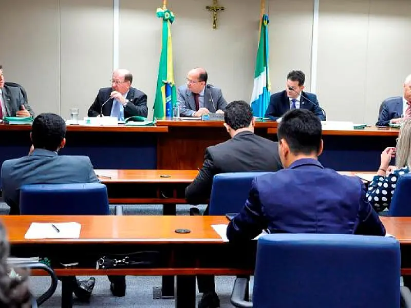 Projeto Escola Sem Partido passa pela CCJR e segue a plenário