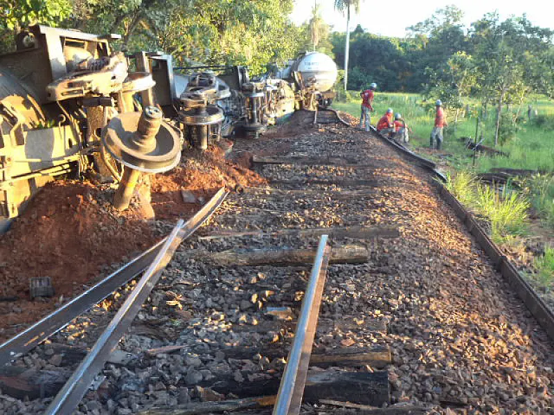 Trem derrama óleo ao descarrilhar e empresa é multada em Três Lagoas