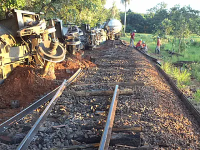 Trem derrama óleo ao descarrilhar e empresa é multada em Três Lagoas